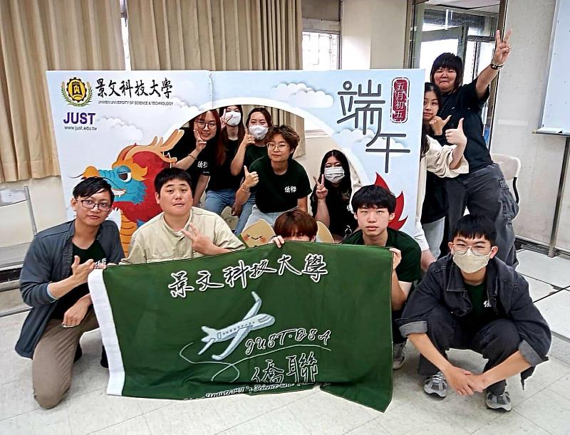 景文科大僑生呷粽縫香包歡度安康端午佳節。