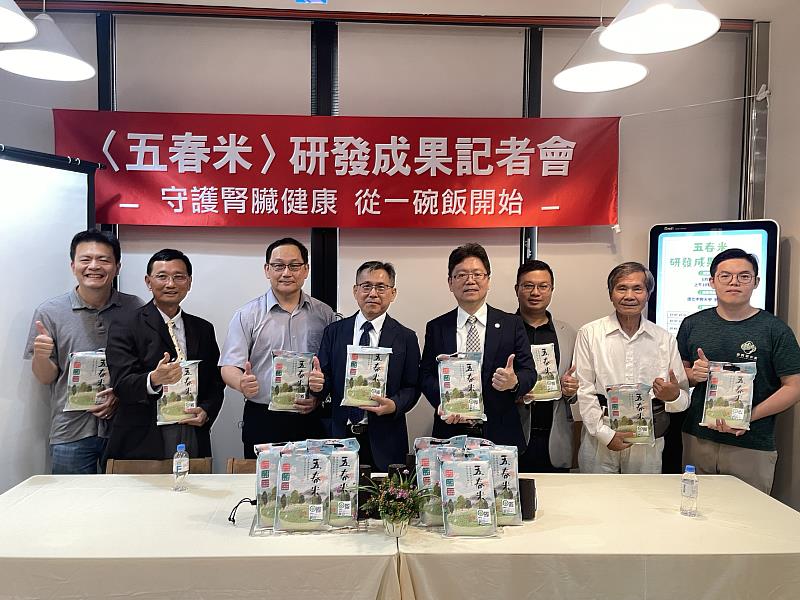左至右：興大產學研鏈結中心蔡祁欽組長、應經系黃炳文教授、產學研鏈結中心張健忠主任、智耕公司黃明發董事長、興大陳全木副校長、亞大附醫林軒任醫師、黃裕銘老師、巫立暘青農