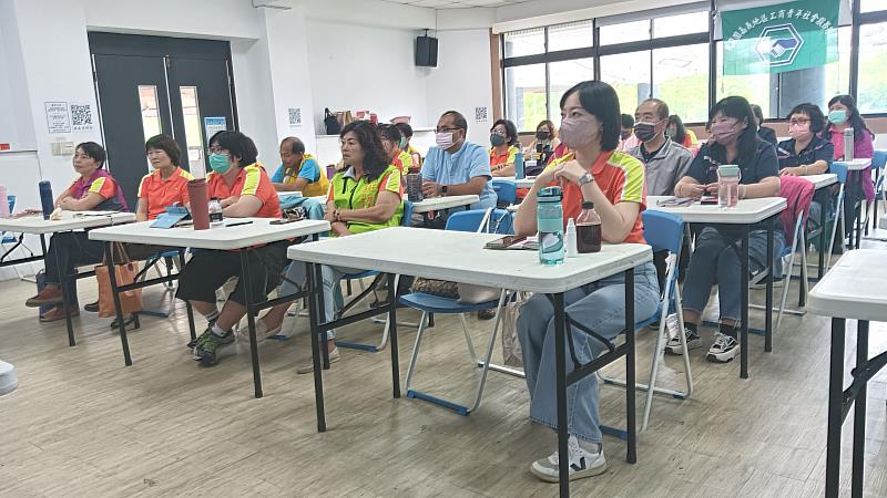義工夥伴聚精會神地聽課，認真投入學習