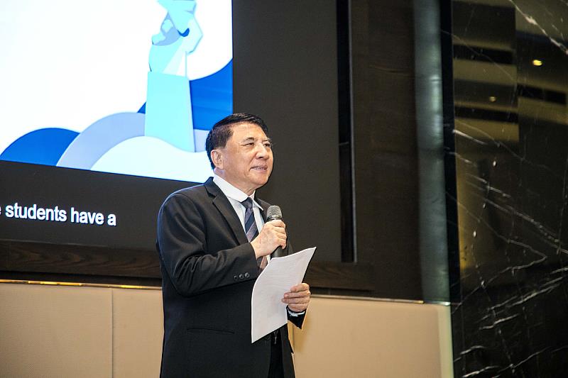許泰文校長於開場介紹黃培宜學姊豐富的經歷
