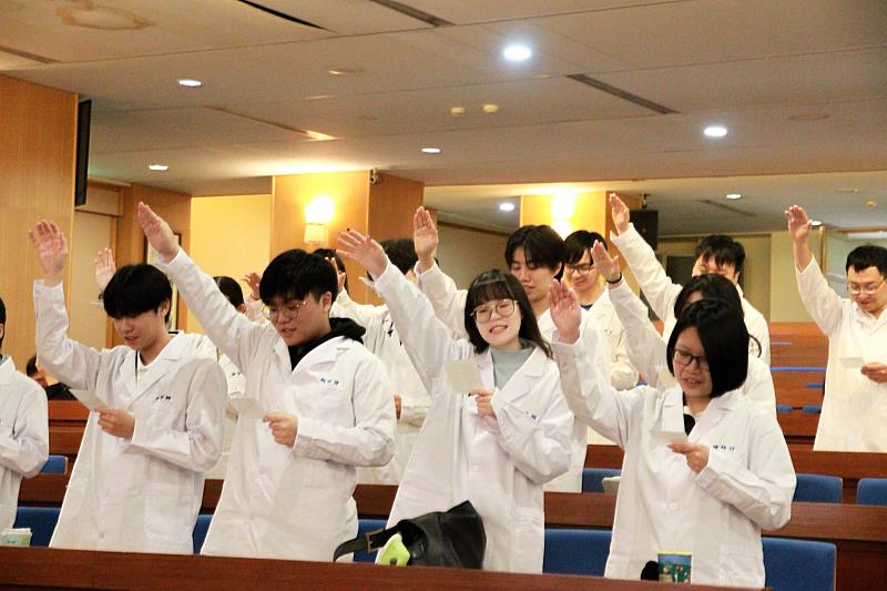 元培醫技系113學年度實習學生授袍後宣誓奉獻所學