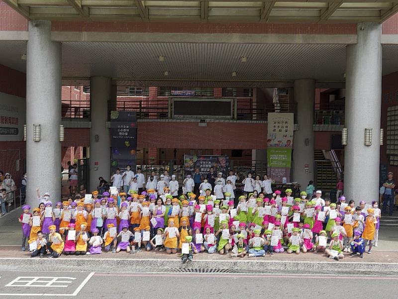 超過百位小小廚神熱情參與「育秀學園．小小廚神體驗營」，在南臺科技大學與餐旅管理系師生共同留下珍貴合影，為未來料理夢想開啟序章。