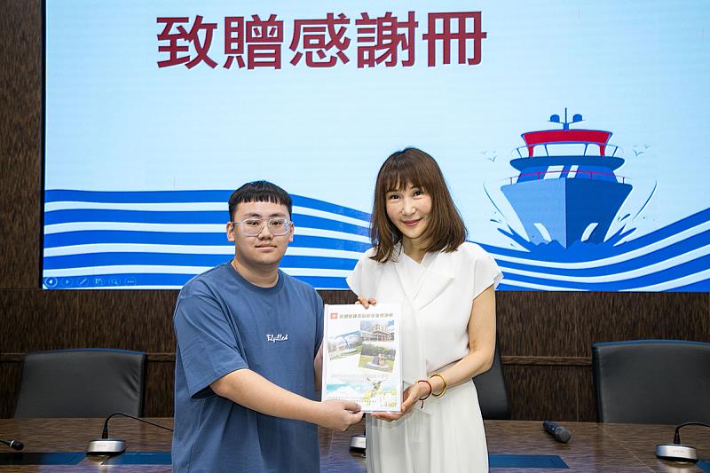 航運管理學系羅昱宸同學代表全體受獎學生致贈感謝冊予能源航運公司