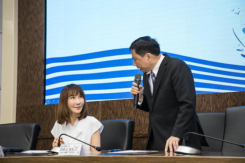許泰文校長感謝程藍瑩總經理親臨海大,並與同學們介紹已故前董事長程正平先生也是海大的傑出校友