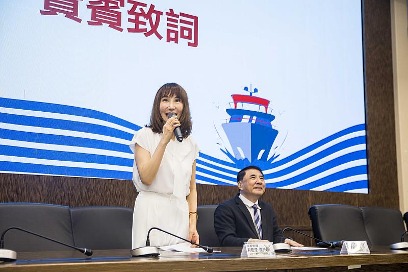 程藍瑩總經理期望學生們在努力學業之餘，也不忘關懷周遭的人