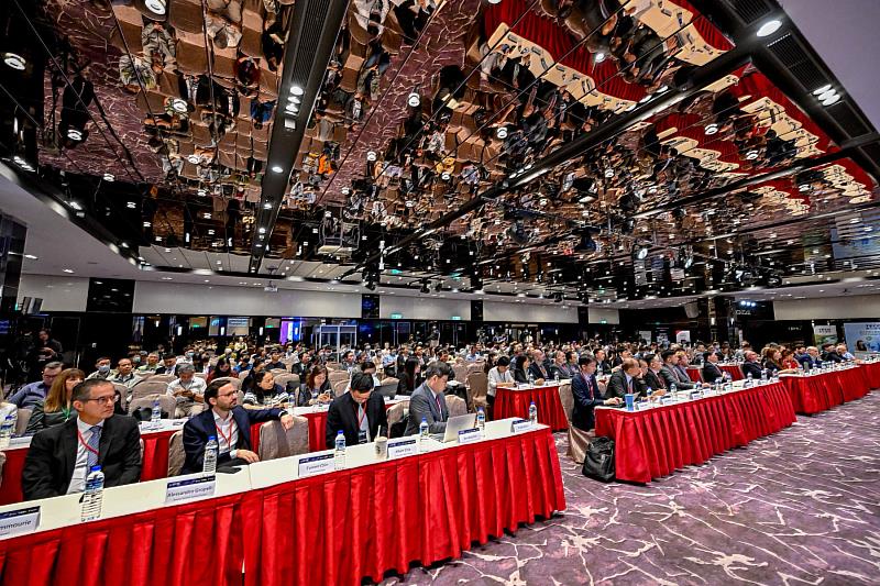 高峰會首日參與踴躍,電電公會廣邀國內企業與產業代表,台灣大亦號召近百家供應鏈夥伴共襄盛舉,吸引近400人實體及線上出席。