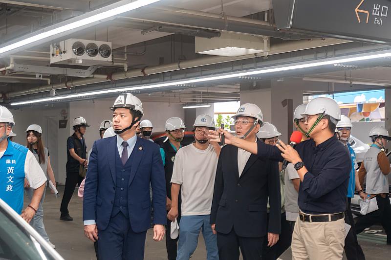 代理市長邱臣遠陪同市議會考察
