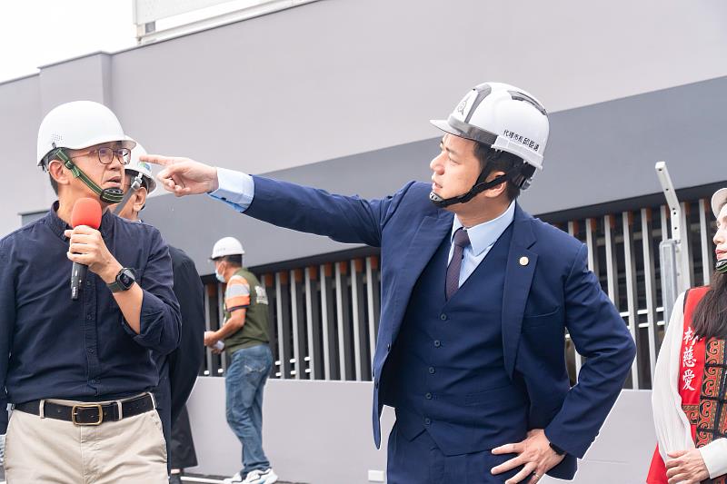 代理市長邱臣遠陪同市議會考察