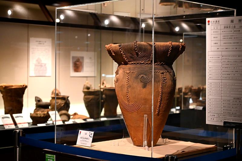 日本山梨縣立考古博物館尤以超過上千件繩文時代的陶器等文物館藏為聞名。