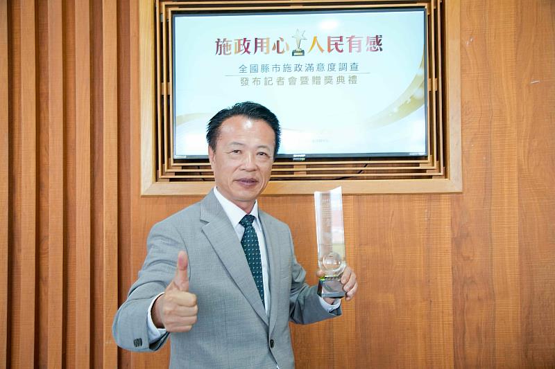 2025施政滿意度大調查，翁章梁連4年獲金獎認證、嘉義縣府團隊也摘金！