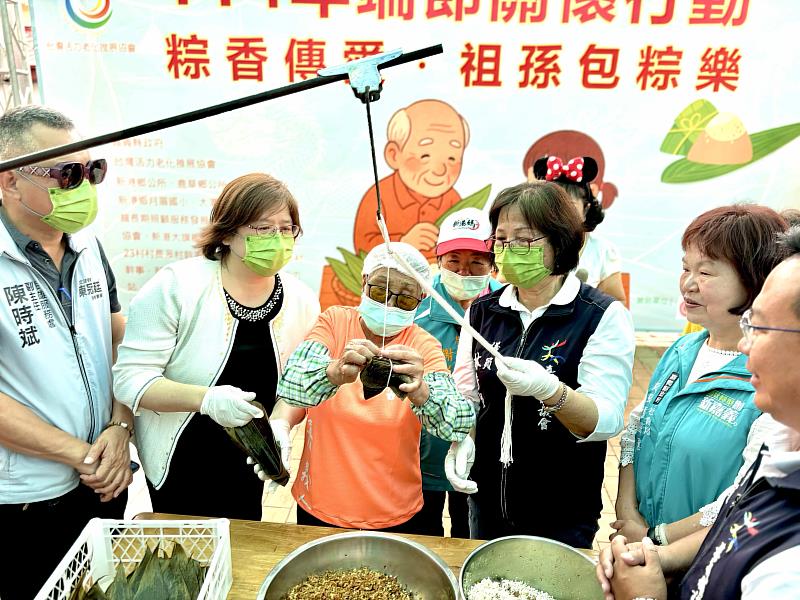 嘉義縣老幼共舞慶端午，粽葉飄香遞關懷！