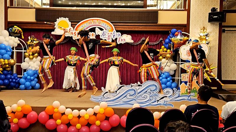 臺東縣113學年度國中小應屆畢業生縣長獎頒獎 饒慶鈴親頒發並勉勵學生持續多元學習探索