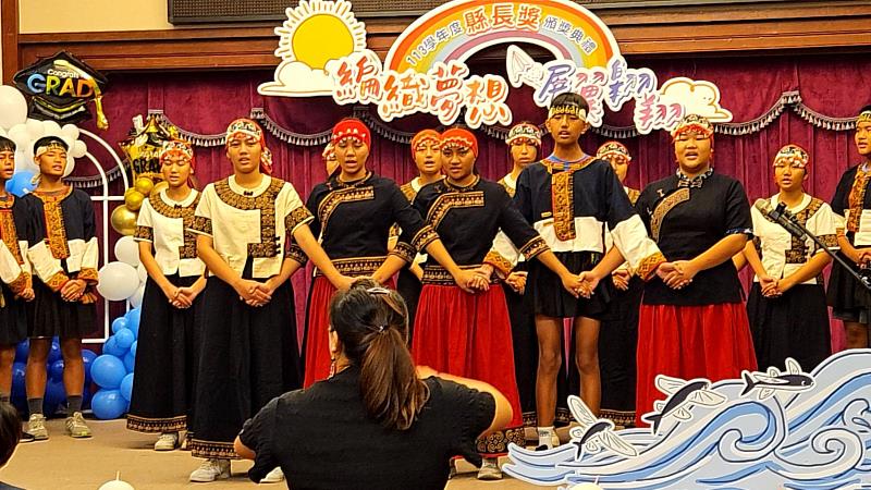 臺東縣113學年度國中小應屆畢業生縣長獎頒獎 饒慶鈴親頒發並勉勵學生持續多元學習探索