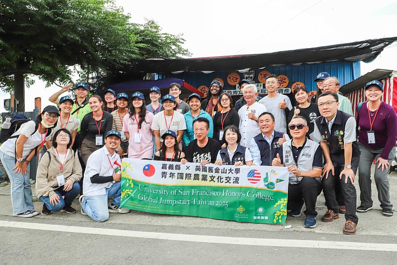 美國舊金山大學參訪團踏入嘉義田間,翁章梁熱情迎接-5