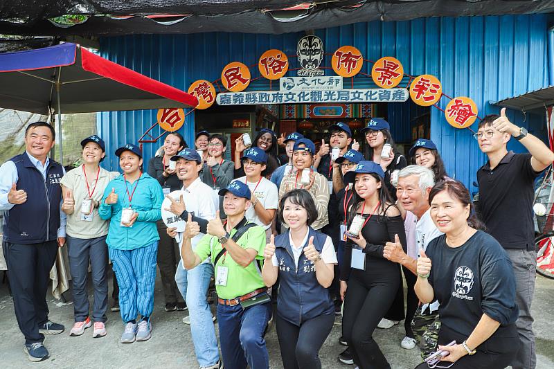美國舊金山大學參訪團踏入嘉義田間，翁章梁熱情迎接-3
