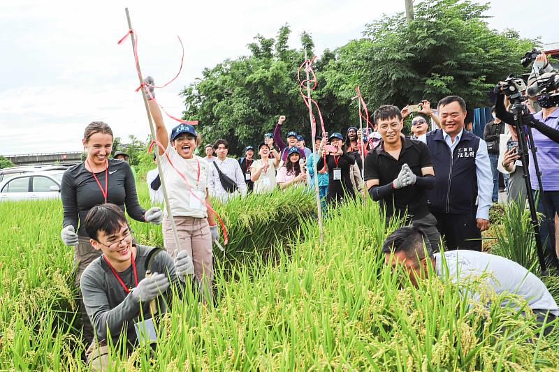 美國舊金山大學參訪團踏入嘉義田間，翁章梁熱情迎接-2