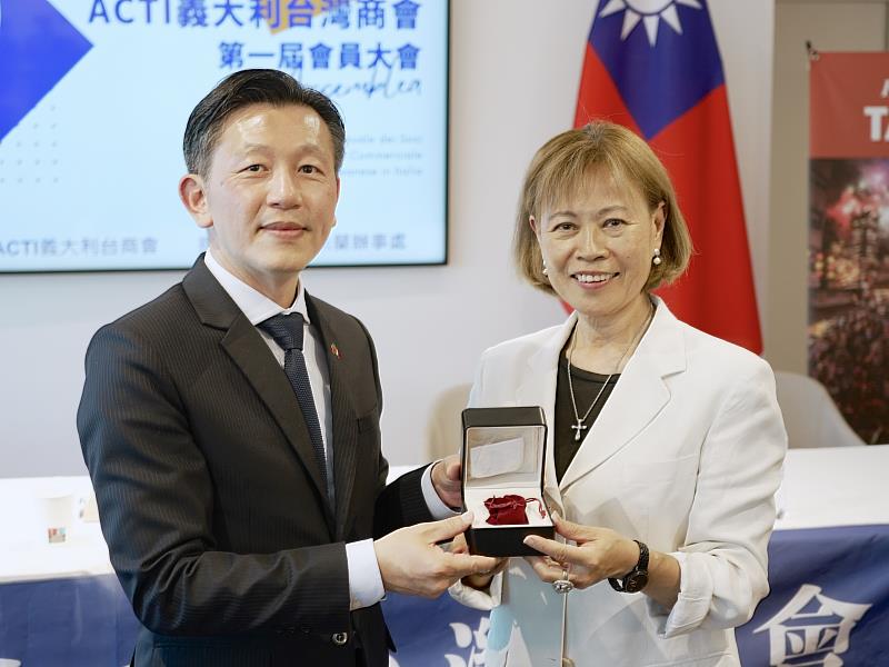 義大利臺灣商會現任會長李元策及新任會長張聆音交接