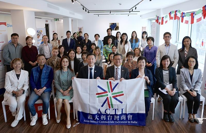 義大利臺灣商會與出席貴賓合影