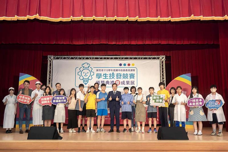 15類組第一名學生合影。