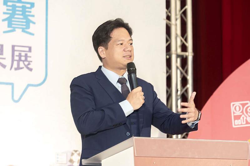 代理市長邱臣遠勉勵獲獎學生，期盼未來的人生道路能實現自我。