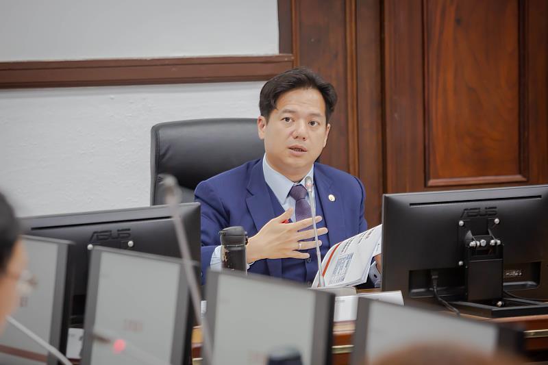 代理市長邱臣遠今日召開第二場應變專案小組會議，持續關注美國新關稅對竹市產業衝擊。