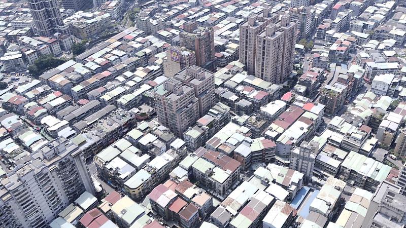 信義房屋北投捷運店長張育綸建議，自用剛需族群若有屬意的地區可把握目前物件選擇多的時候多看房、多議價，或許有機會以意想不到的價格入手。