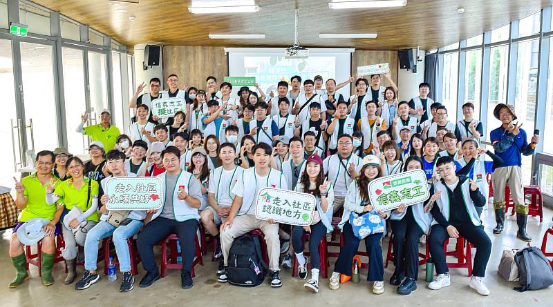 信義房屋志工隊日前走入桃園市楊梅區和平森林公園，在桃園市和平濕地生態協會指導下，動手修復陂塘蓄水功能、種植原生水草，守護地方水域生態。