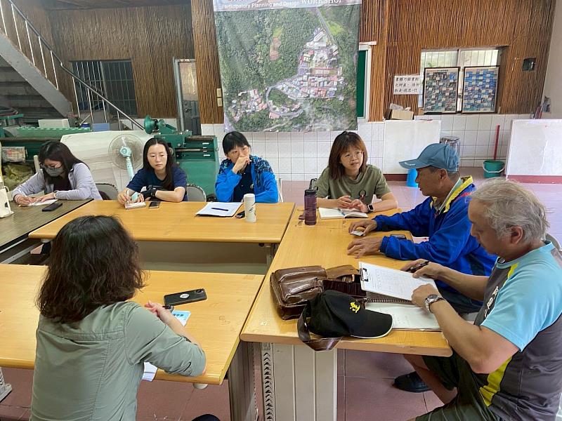 林業保育署嘉義分署向達邦社區發展協會說明黑熊生態給付相關注意事項，持續鼓勵社區部落投入黑熊保育