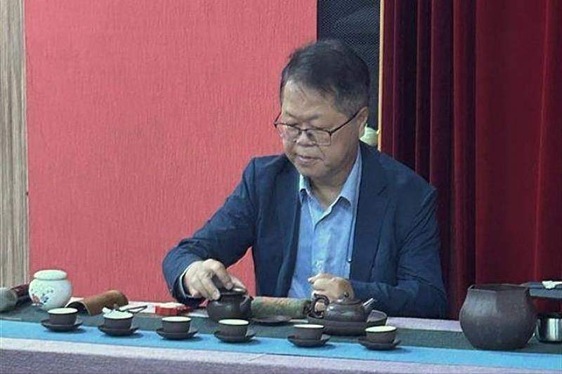 圖／中華大學副校長兼國際長解鴻年，現場示範泡茶並介紹台灣的茶文化。