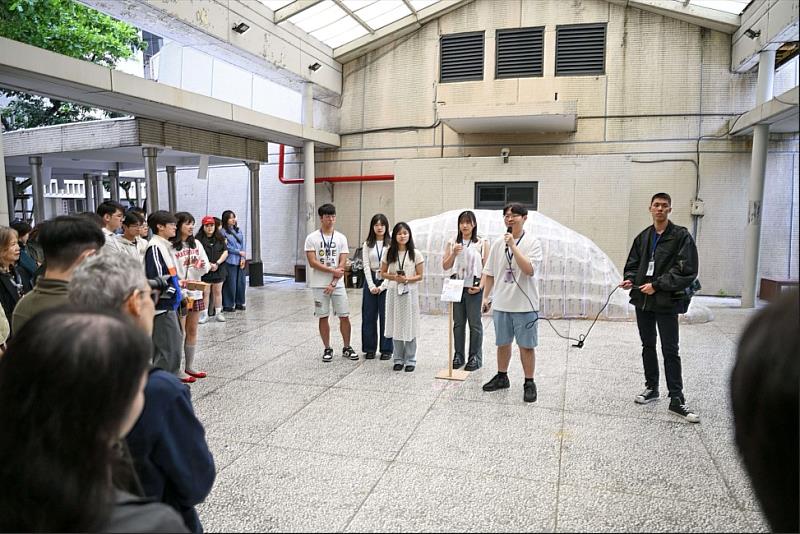 《Muu》創作團隊於開幕活動時為來賓介紹作品,以情緒為出發點發展出的光影互動裝置。團隊由資訊工程系葉衍巖,三位設計系工業設計組鄭又銓、黃郁鈞和陳芷瑀,以及商業設計組蔡皓恩與賴偲予組成。