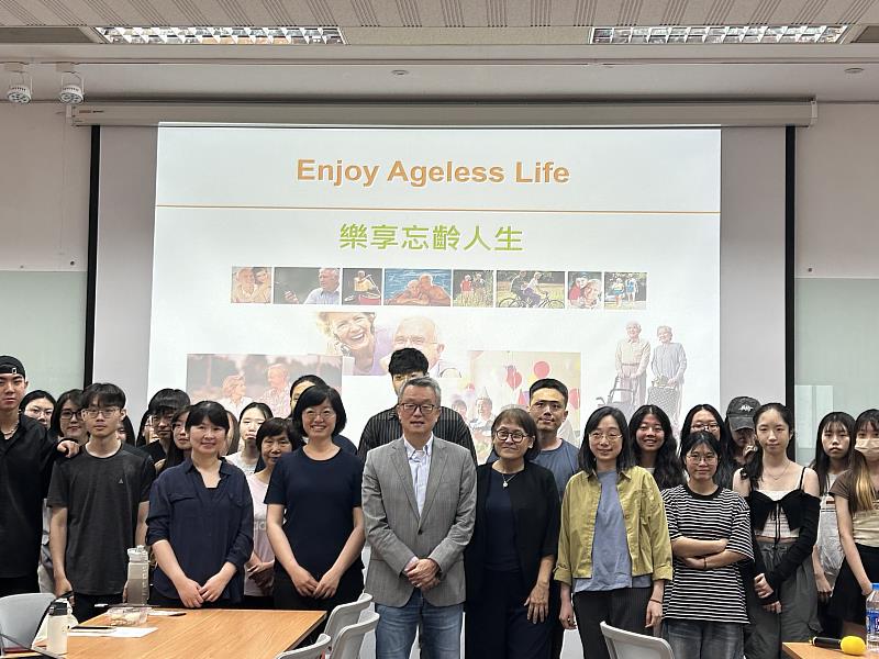 圖一、「銀髮創新」微學程邀請台灣知名銀髮電商「樂齡網」創辦人張慶光董事長蒞臨演講。
