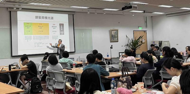 圖五、張慶光董事長指出，銀髮市場主要落在「初老、中老、老老」三階段，各自對應不同商業需求
