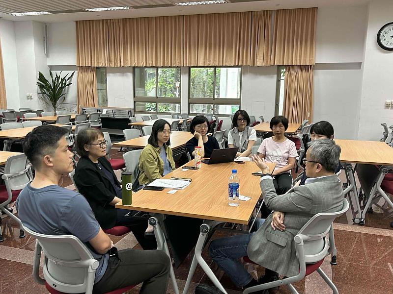圖四、張慶光董事長於會後和USR計畫教師團隊進行產學交流，由學生實習到社區夥伴制度廣泛交換看法。