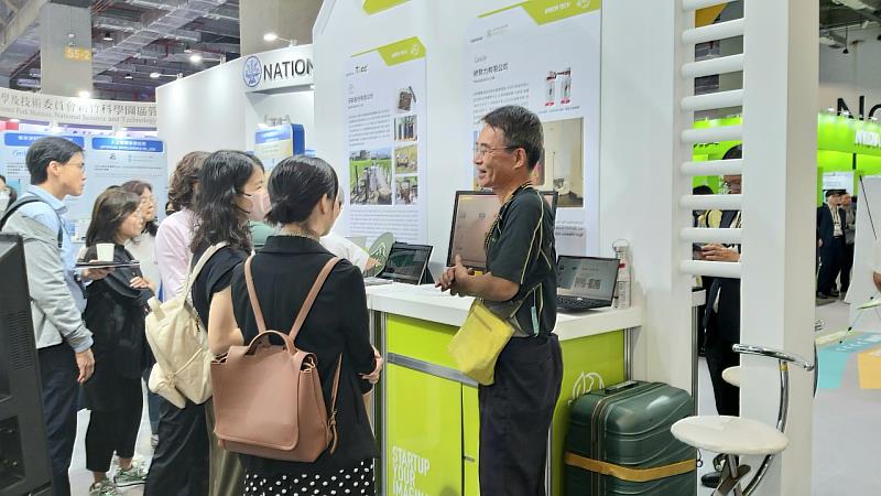 綠勢力公司黃楷能副總於展會上向觀展廠商說明。
