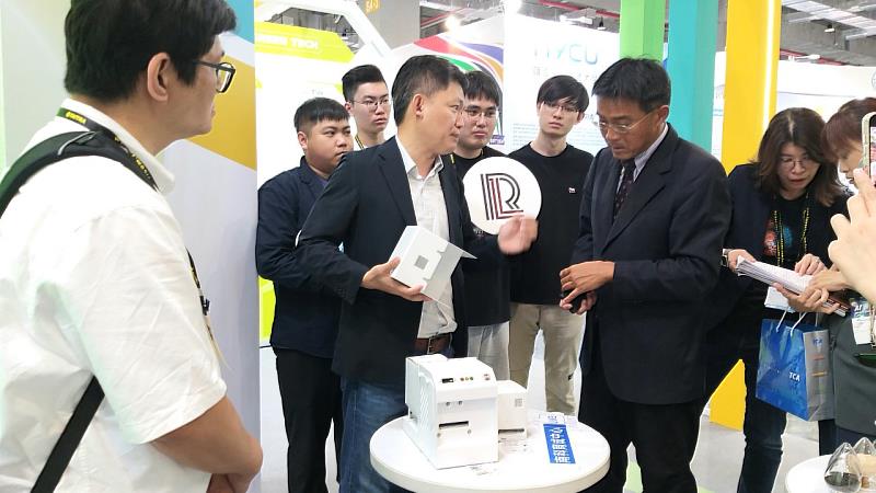 芮萊芙公司獲選展會潛力新星，於展會上向經濟部中企署署長簡介。