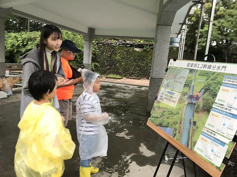 學生在闖關點跟小朋友解說吉安大圳分水門的故事。