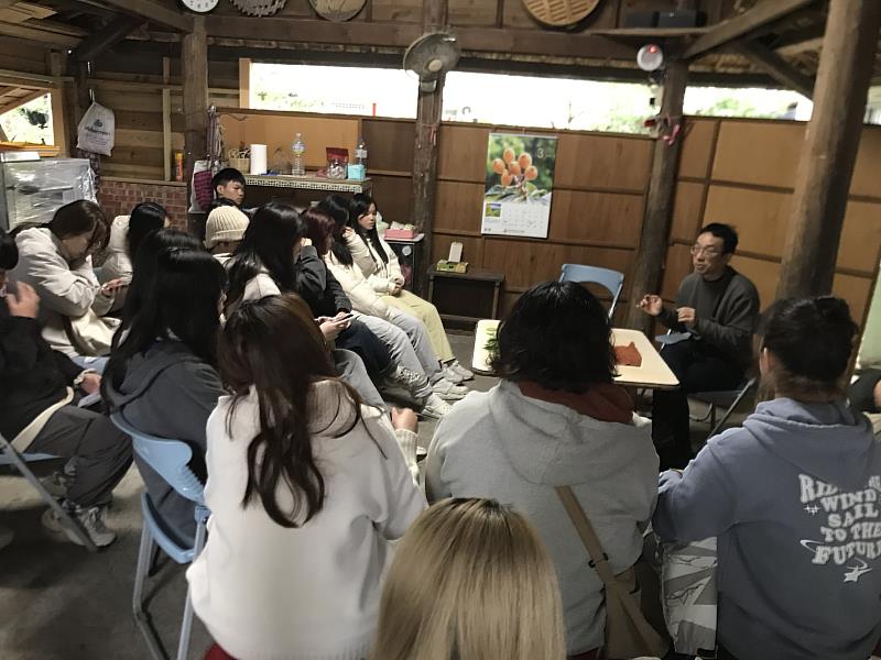 學期初師生參訪南華村瞭解社區合作需求（左前方面對鏡頭者為初英山文化產業交流協會執行秘書張華宏）。