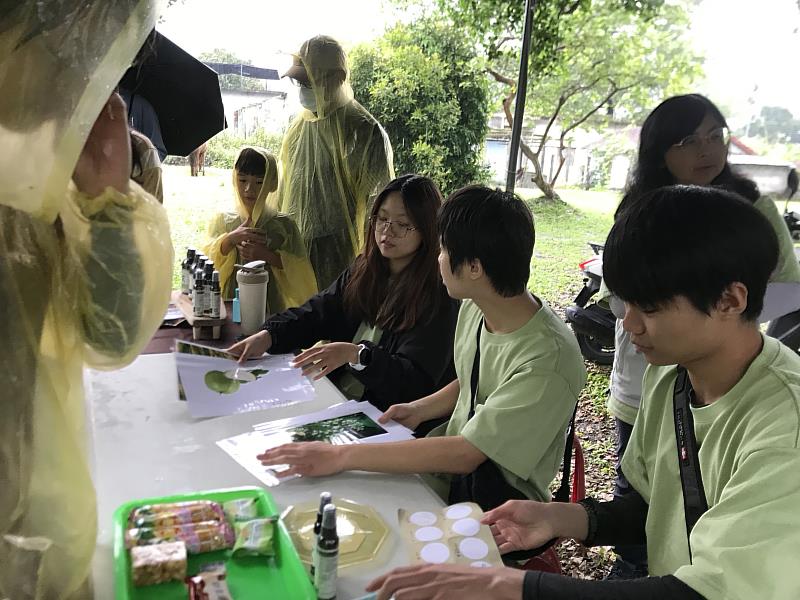 學生執行闖關任務。