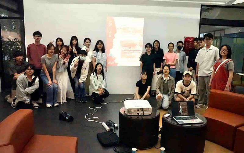 《文學策展：理論與實務》課程本次以東海博雅、多元與開放的場所精神為核心，回應校園中「古典玫瑰園」空間構想的多層次思辨。