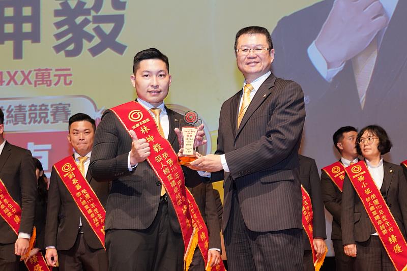 林坤毅加入永慶不動產第一年，業績就突破700萬元，去年更創造出千萬業績！圖片來源：永慶房產集團