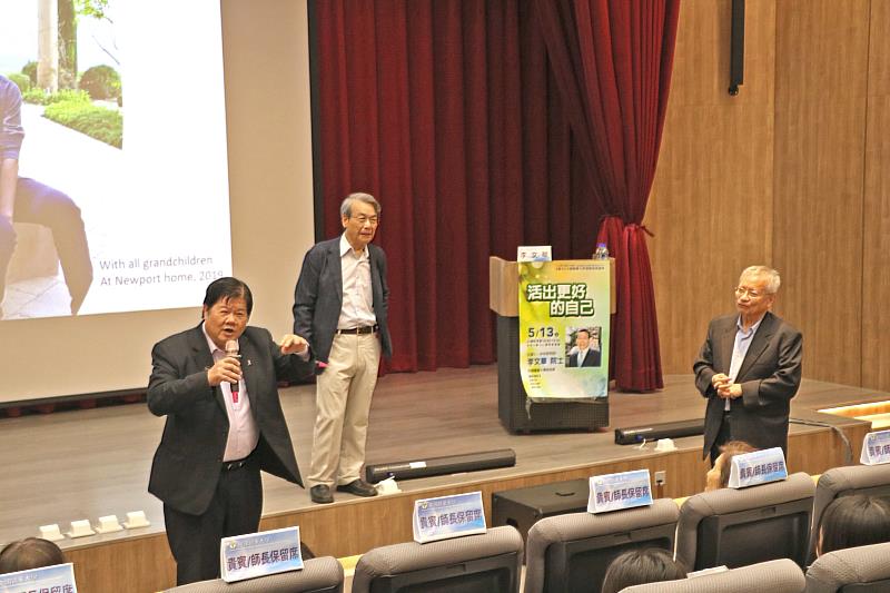 李文華院士、洪明奇校長與同學互動熱絡。