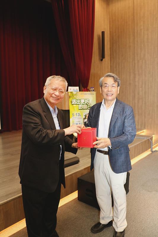 林昭庚講座教授致贈李文華院士禮品。