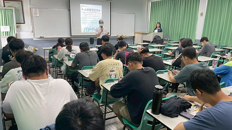 電機系舉辦企業實習說明會，主持人張品全教授介紹實習單位代表