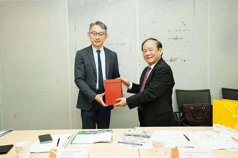 兩校交換禮物。左蔡佳麟國際長、右為Dr. Dinh Van Tien副校長。