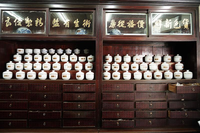 新竹百年老店鴻安堂-藥房內古色古香的木製藥格子與藥櫃