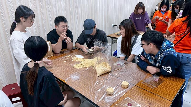 學生與廟方志工們一起製作綠豆糕