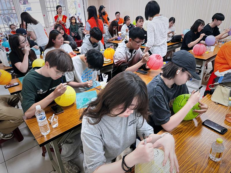 通識中心開設「民俗與生活」，透過與廟宇合作，讓學生參與燈籠彩繪