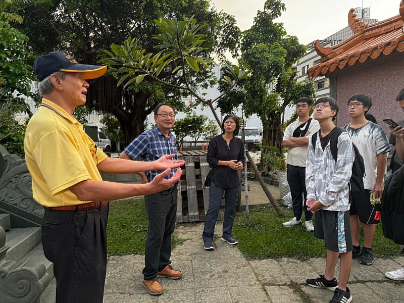 武龍宮主任委員王大明(左1)與通識中心曾國棟老師(左2)為學生介紹廟宇掌故