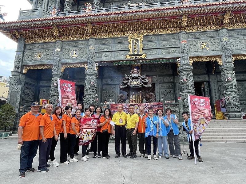 凌霄寶殿武龍宮於5月25日天赦日舉辦祈福活動，與崑山科大師生合影