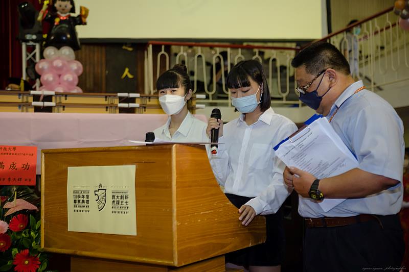 鄭玉娟(左2)於第57屆校慶典禮擔任司儀